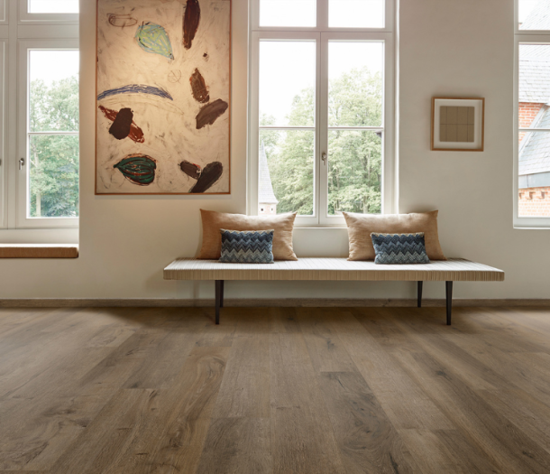 Coretec® vloeren in donker houtlook in de hal