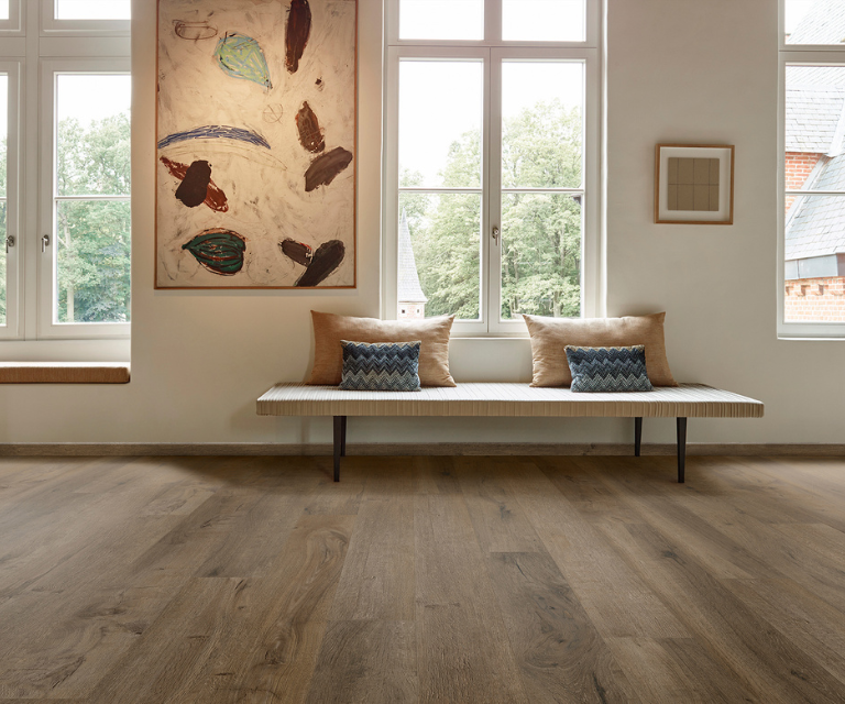 Coretec® vloeren in donker houtlook in de hal