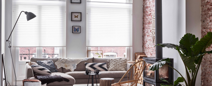 Woonkamer met raamdecoratie van bece