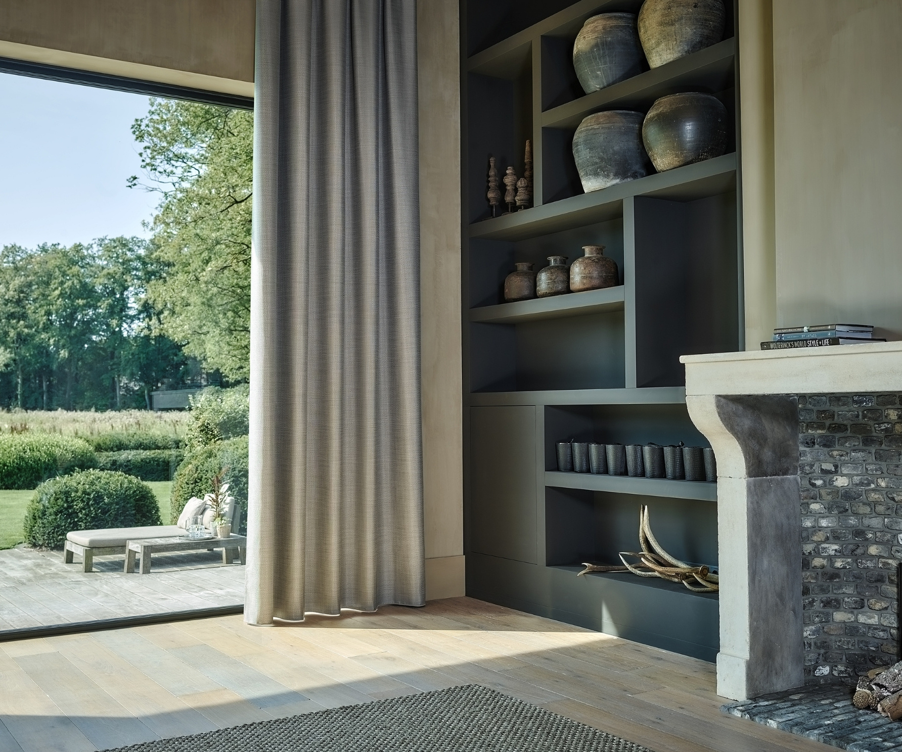 Zilverkleurige overgordijnen in woonkamer Zilverkleurige overgordijnen in woonkamer