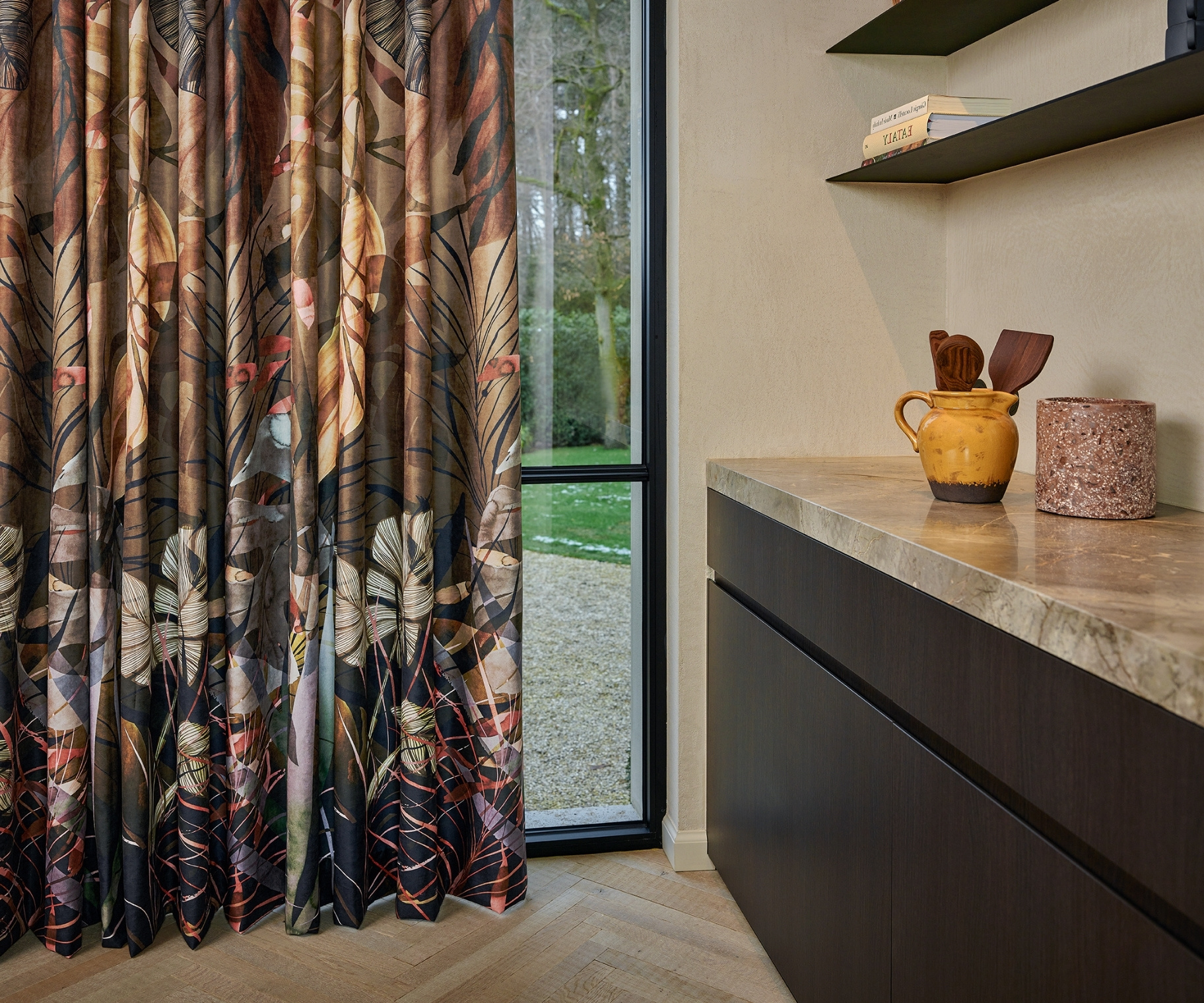 Overgordijnen in de keuken met een bloemen print in verschillende roesttinten Overgordijnen in de keuken met een bloemen print in verschillende roesttinten