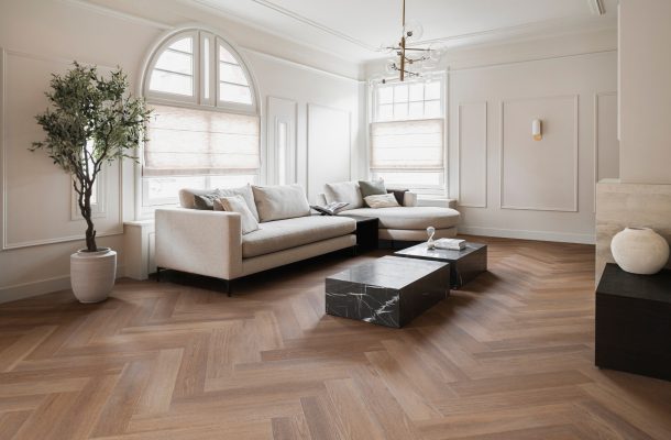 Donkere eiken look pvc-vloer visgraat in de woonkamer Donkere eiken look pvc-vloer visgraat in de woonkamer