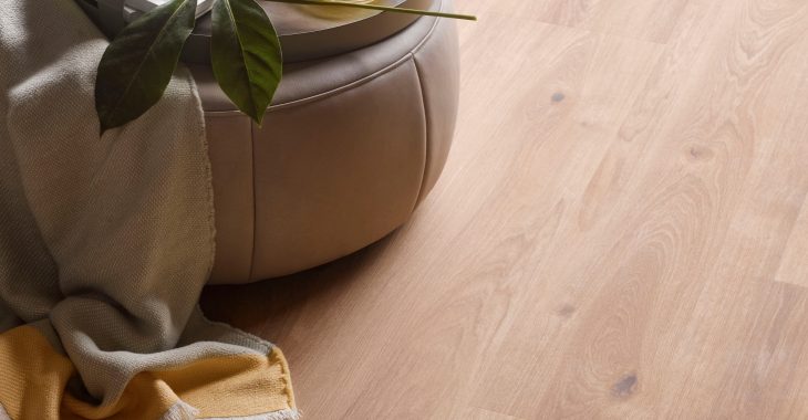 Lichte eiken look pvc-vloer in de woonkamer