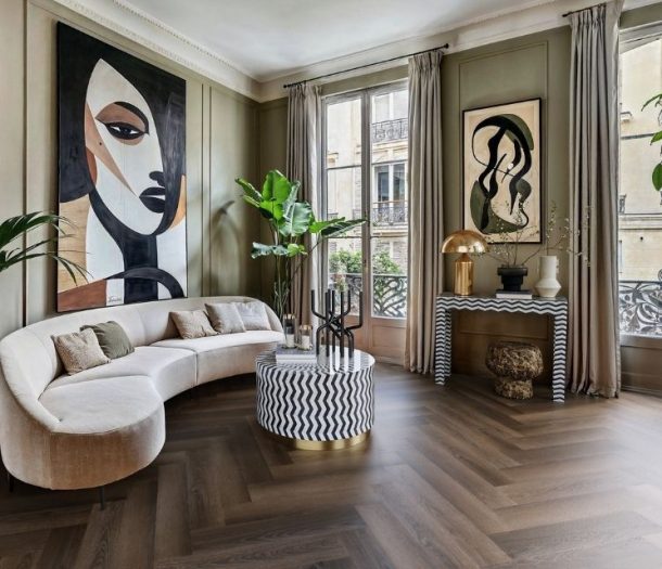 Donkere walvisgraat pvc-vloer in klassieke woonkamer