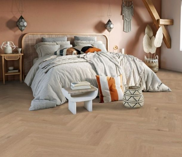 Lichte walvisgraat pvc-vloer in slaapkamer