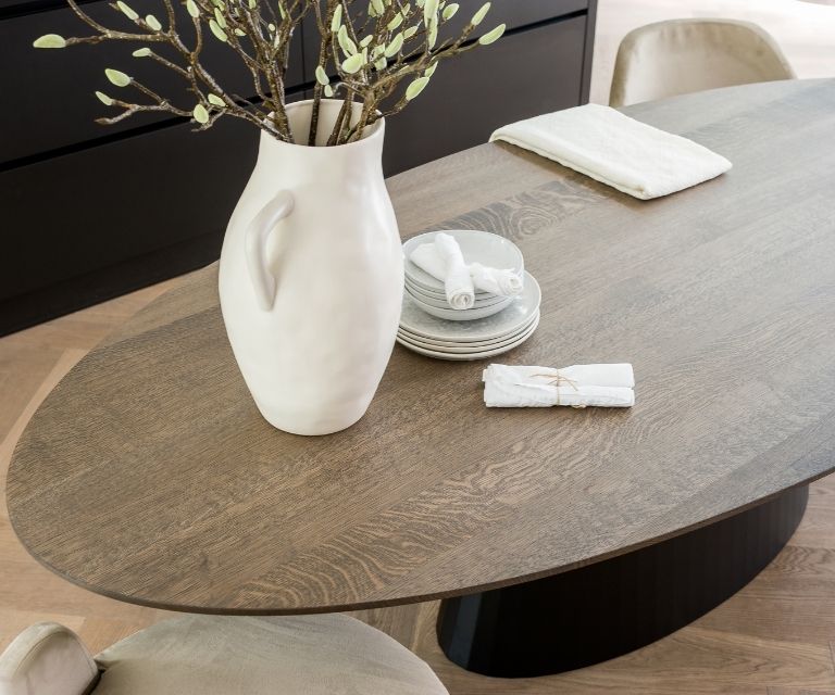 Donkere eiken tafel in japandi interieur