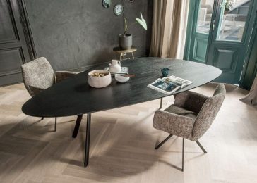 Zwarte eiken tafel in kiezel form met lichte walvisgraat vloer