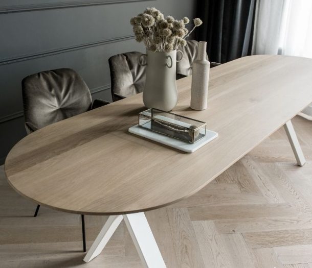 Lichte eiken tafel in halve cirkel vorm met lichte walvisgraat vloer