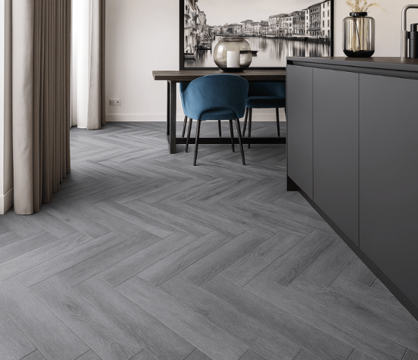 Grijze visgraat pvc-vloer in moderne zwarte keuken