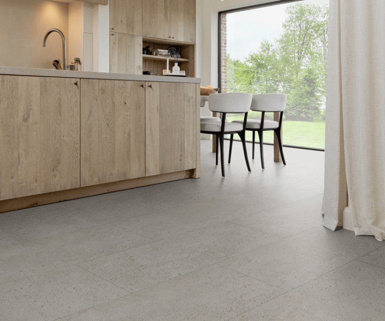 Lichte grijze tegel pvc-vloer in houtlook keuken