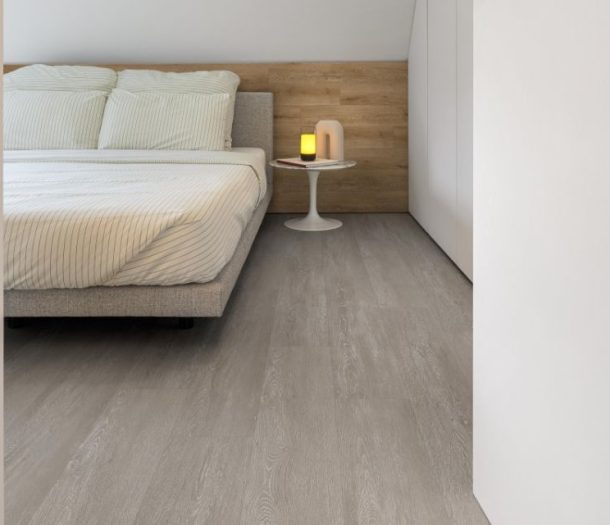 Licht grijze houtlook pvc-vloer in moderne slaapkamer met 2 persoonsbed