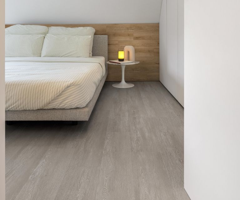 Licht grijze houtlook pvc-vloer in moderne slaapkamer met 2 persoonsbed
