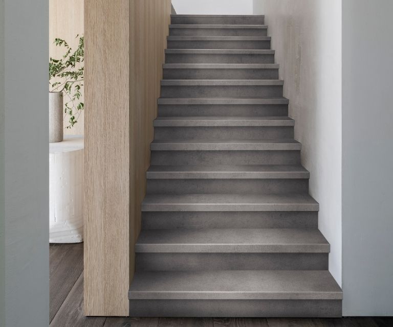 Een betonlook pvc-traprenovatie