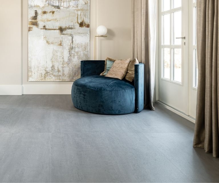 Betonlook pvc-vloer bij openslaande deuren met bruine gordijnen