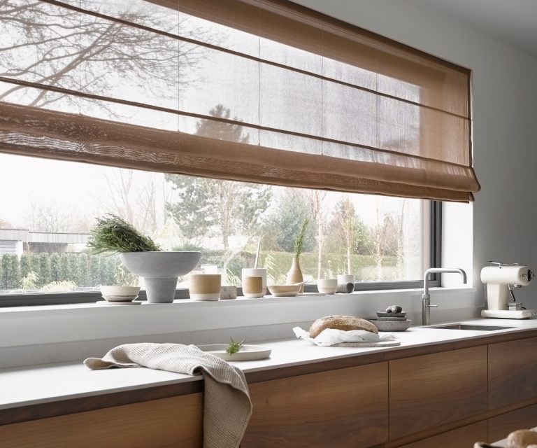 Beige transparante vouwgordijnen in houtlook keuken