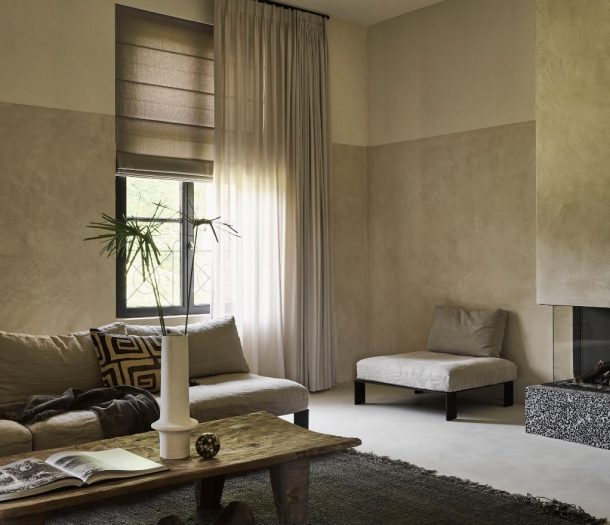 Doorzichtige vouwgordijnen met beige inbetweens in woonkamer