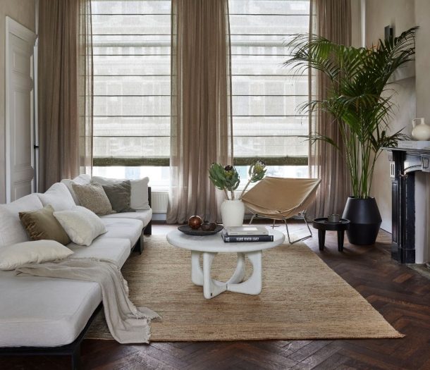 Doorzichtige vouwgordijnen met bruine vitrages in woonkamer