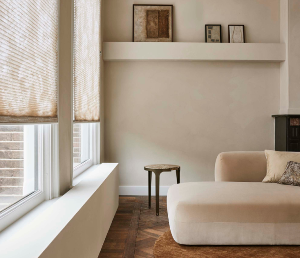 Licht roze rolgordijnen in woonkamer