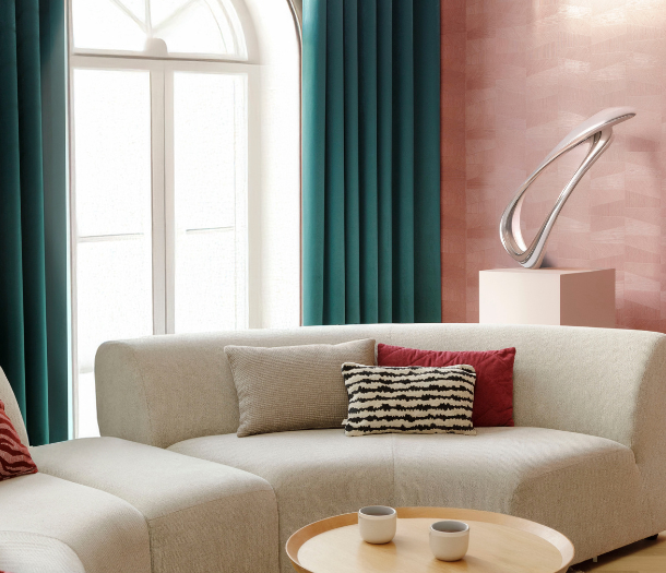 Woontrend - Color Rush. Een woonkamer met kleurrijke gordijnen