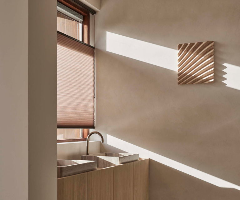 Beige/roze duette shades in keuken