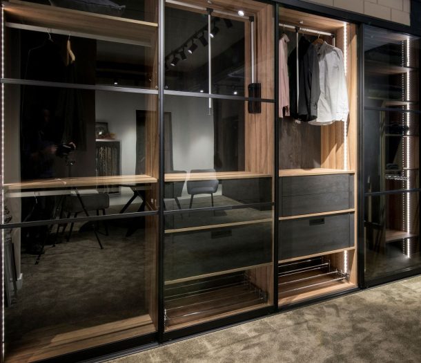 Schuifdeurkast – Allure – showroom – grijs – transparant – verlichting – liggend (1)