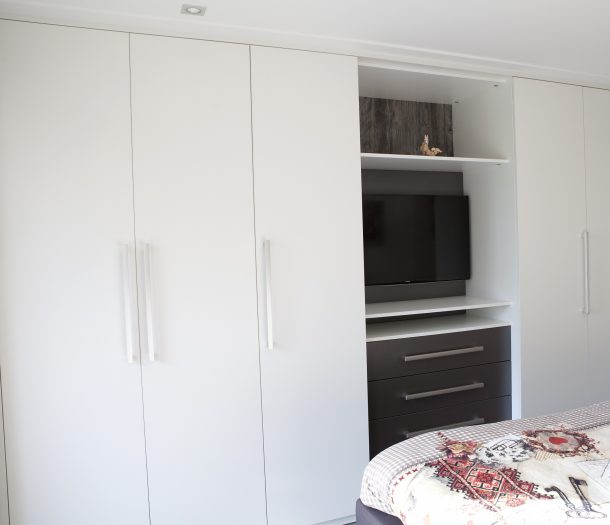 TVkast – Allure – wit – zwart – lades – planken – slaapkamer – liggend