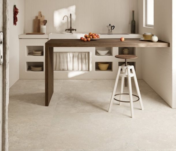 Licht grijze keramische tegel in keuken