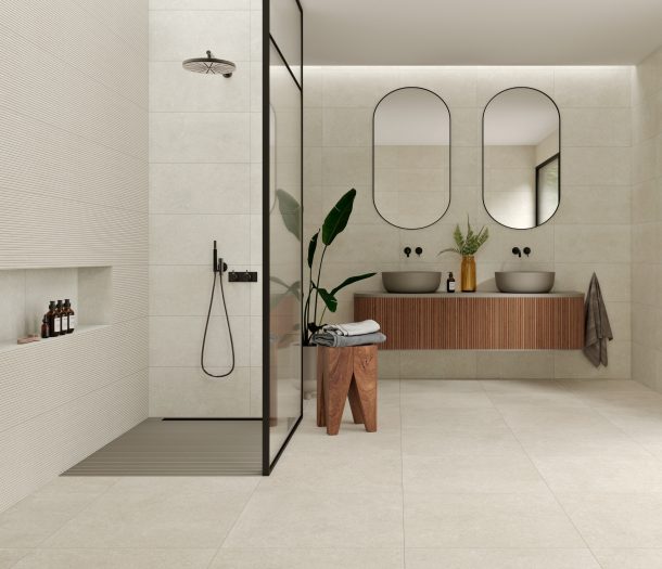 Licht grijze keramische tegels in moderne badkamer