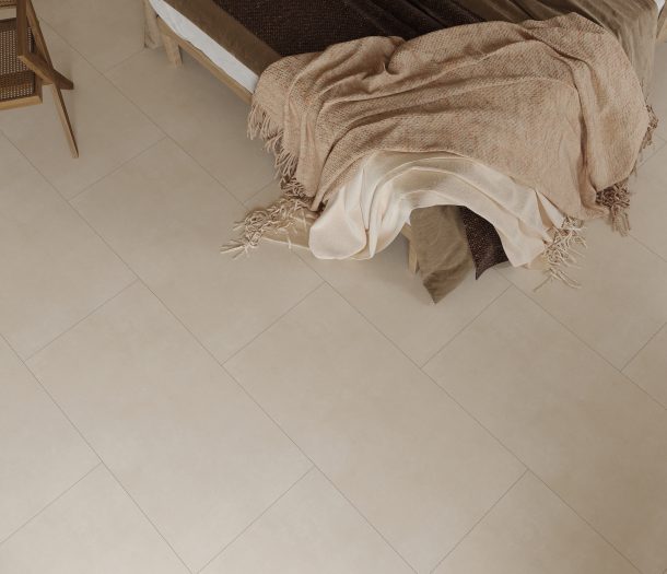 Beige keramische tegels in slaapkamer