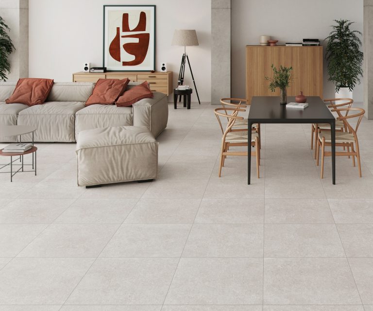 Grijze keramische tegels in woonkamer/eetkamer