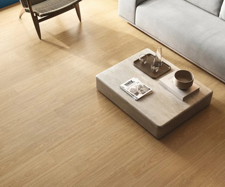 Houtlook keramische tegel in lange plank in woonkamer