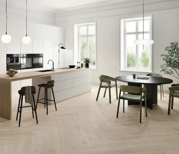 Keramische tegels in lichte houtlook in visgraatpatroon in keuken