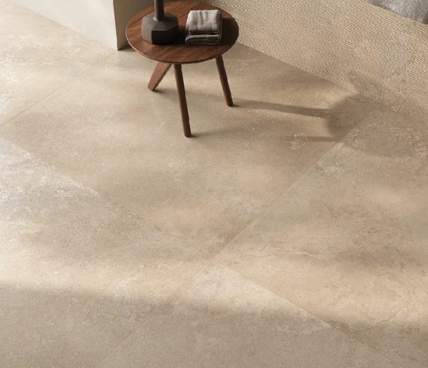 Beige marmer keramische tegels sfeerfoto met houten tafeltje