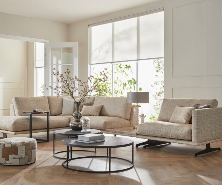 Witte rolgordijnen in japandi woonkamer