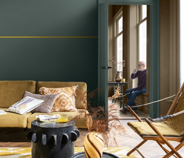 Flexa-Kleurentrends-2025-Kleur-van-het-Jaar-2025-True-Joy-consument-Trots-woonkamer-klein-persoon - vierkant