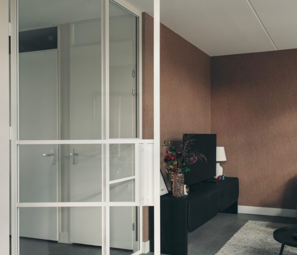 Metal Doors scharnierdeur met vast element (wit, type MEATL500) & Belakos Touchstone Grand pvc dryback vloer, kleur 140