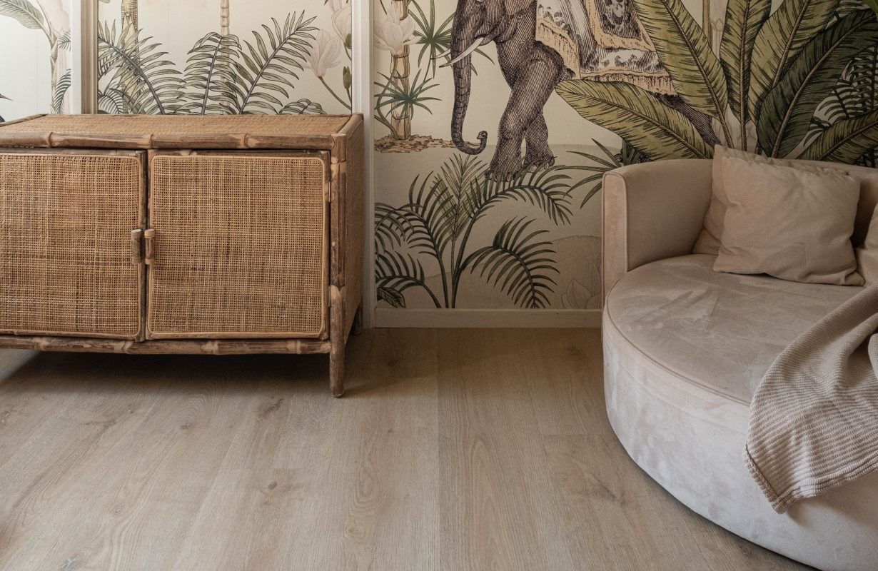 Kinderkamer met bank en kastje