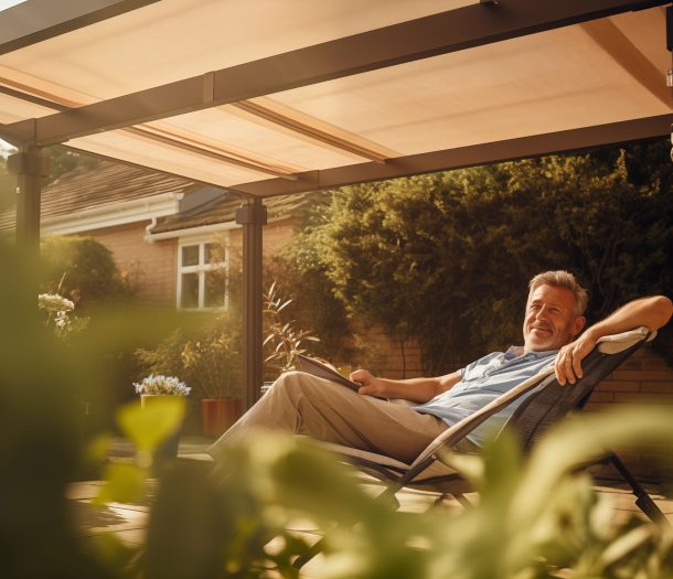 Buitenzonwering suncircle terrasoverkapping met man in tuinstoel