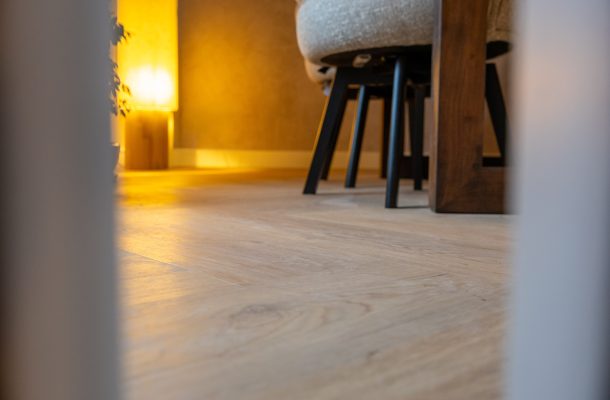 Detail visgraat pvc vloer lichte kleur