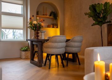 Eetkamer met 4persoons tafel en walvisgraat pvc vloer