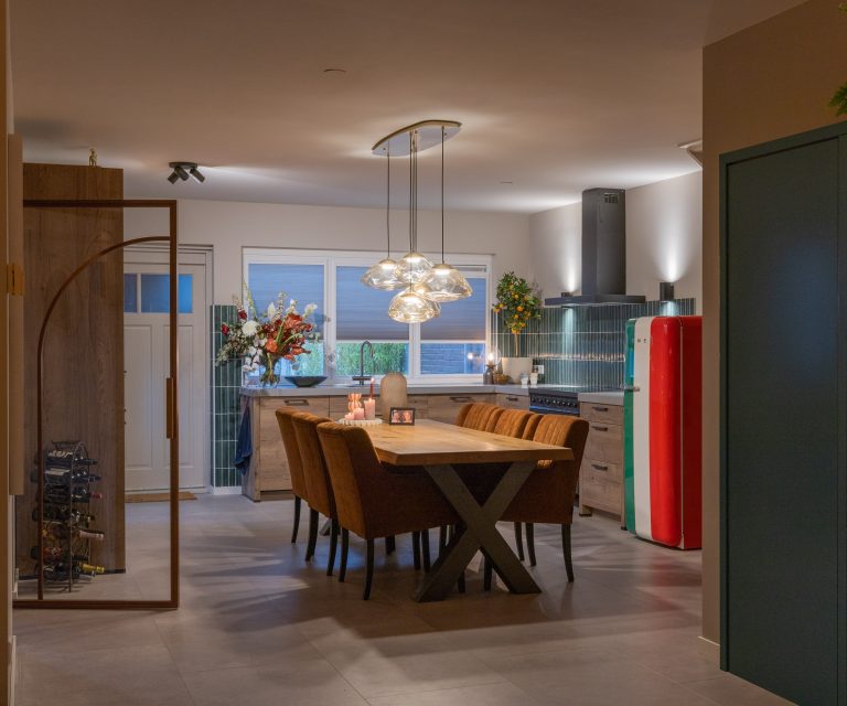 Woonkeuken met 6persoons eettafel, stalen deuren en pvc tegelvloer in betonlook
