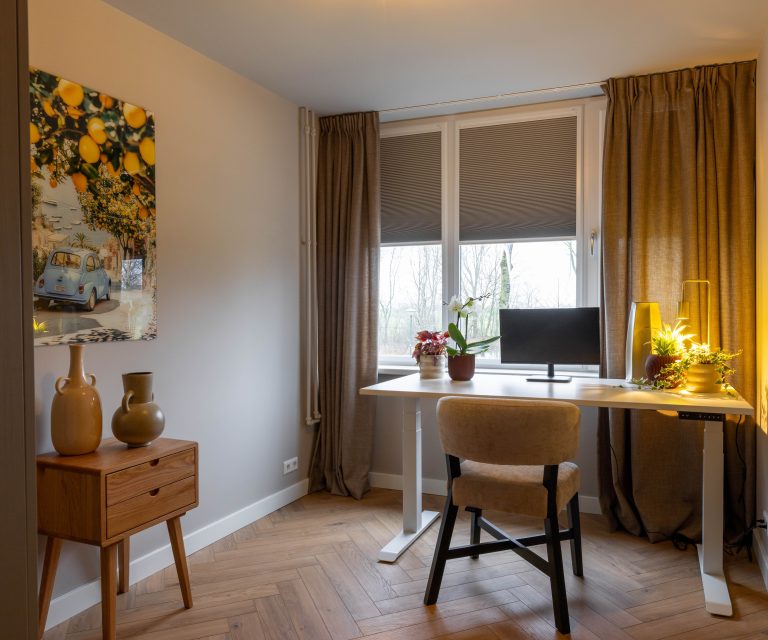 Werkkamer home office met visgraat pvc vloer en kamerhoge gordijnen