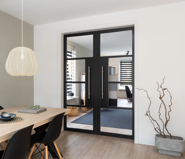 Zwarte binnendeuren met glas in eetkamer