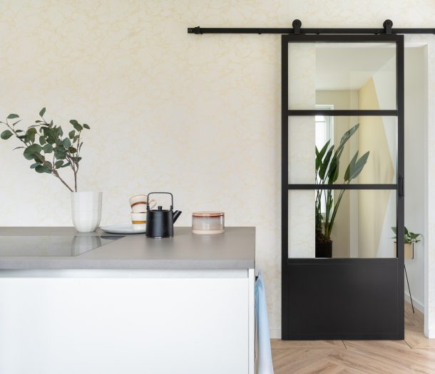 Zwarte schuifdeur met glas in keuken