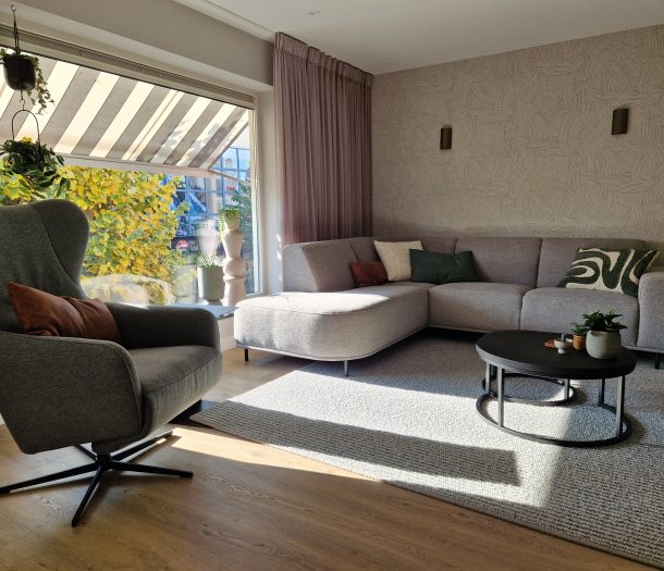 Moderne woonkamer met pruim inbetweens, houtlook pvc-vloer en behang met lichte structuur