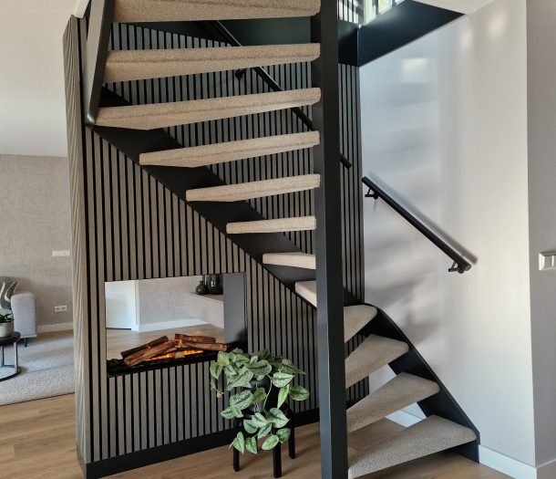 Trap met houtwandpanelen en pvc-vloer houtlook