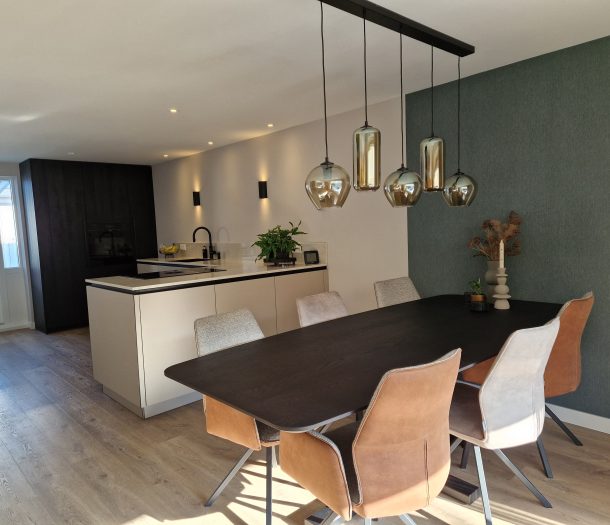 Moderne keuken eethoek met houtlook pvc-vloer, groen behang