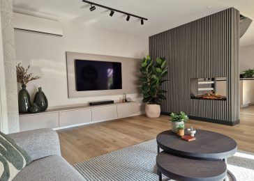 Moderne woonkamer houtlook pvc-vloer houten wandpanelen
