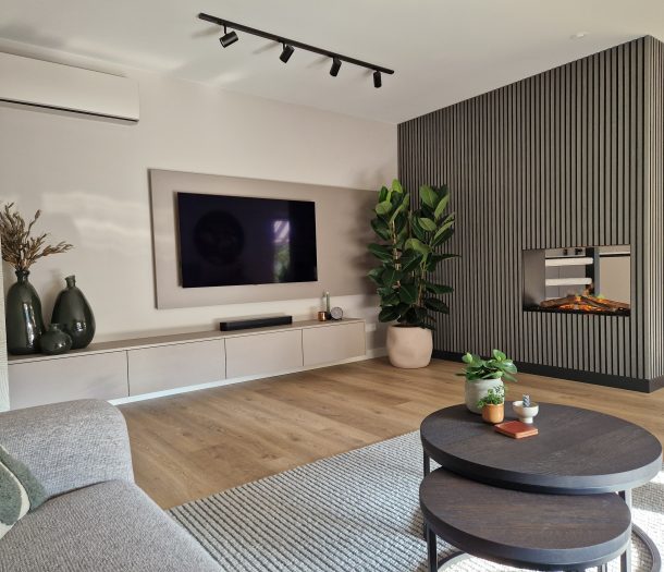 Moderne woonkamer houtlook pvc-vloer houten wandpanelen
