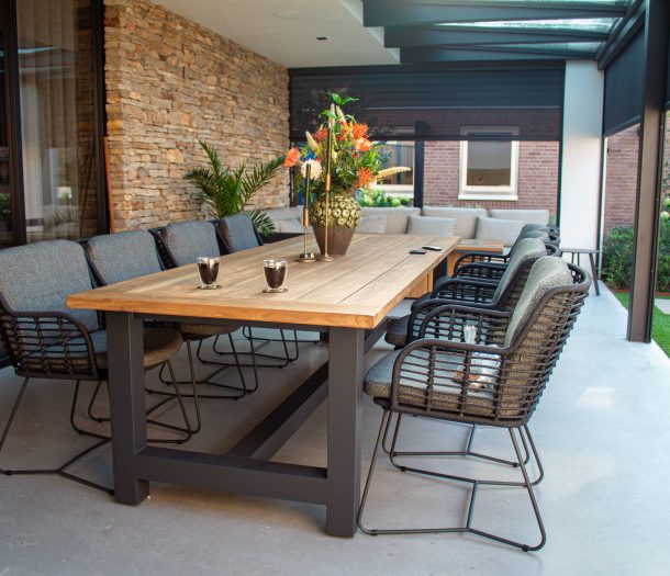 Overkapping met verandazonwering en zithoek
